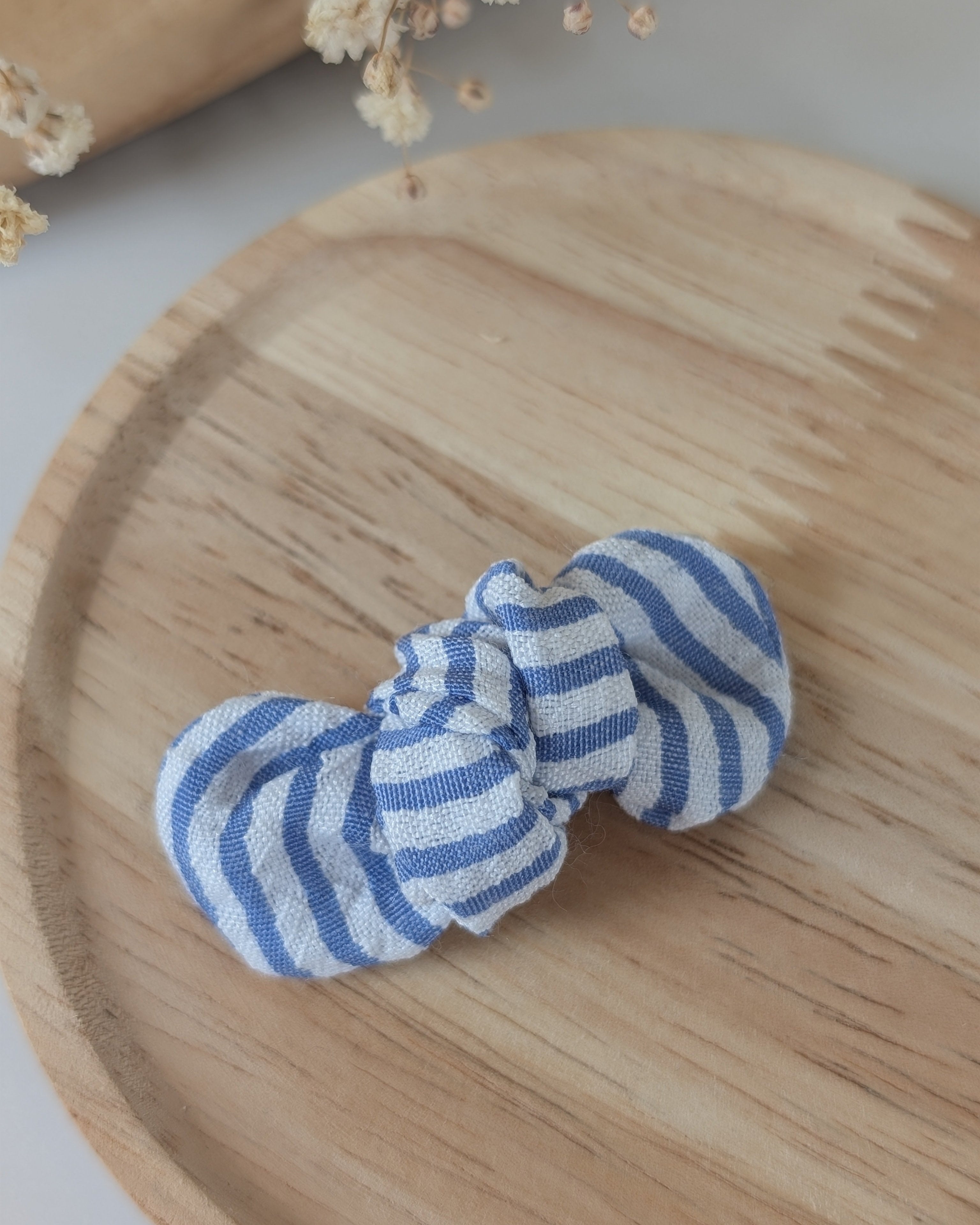 Noeud cheveux en seersucker gaufré à rayures bleu. Cousu main La Tête dans les Nétoiles. Posé sur un support en bois