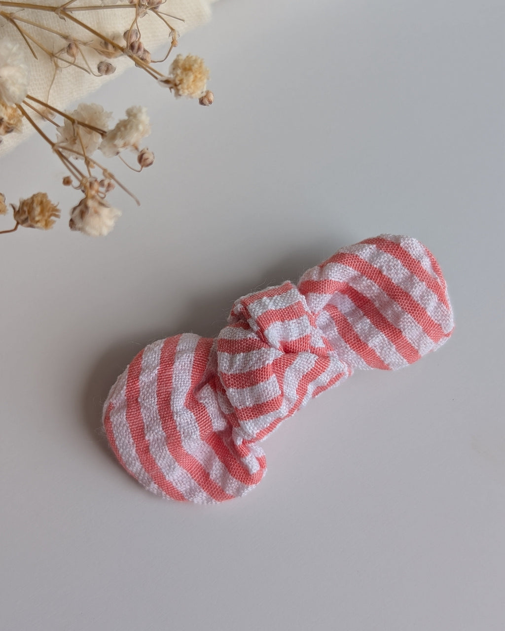 Noeud cheveux seersucker gaufré rayures corail et blanc sur barrette ou élastique. Créations artisanales La Tête dans les Nétoiles 