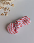 Noeud cheveux seersucker gaufré rayures corail et blanc sur barrette ou élastique. Créations artisanales La Tête dans les Nétoiles 