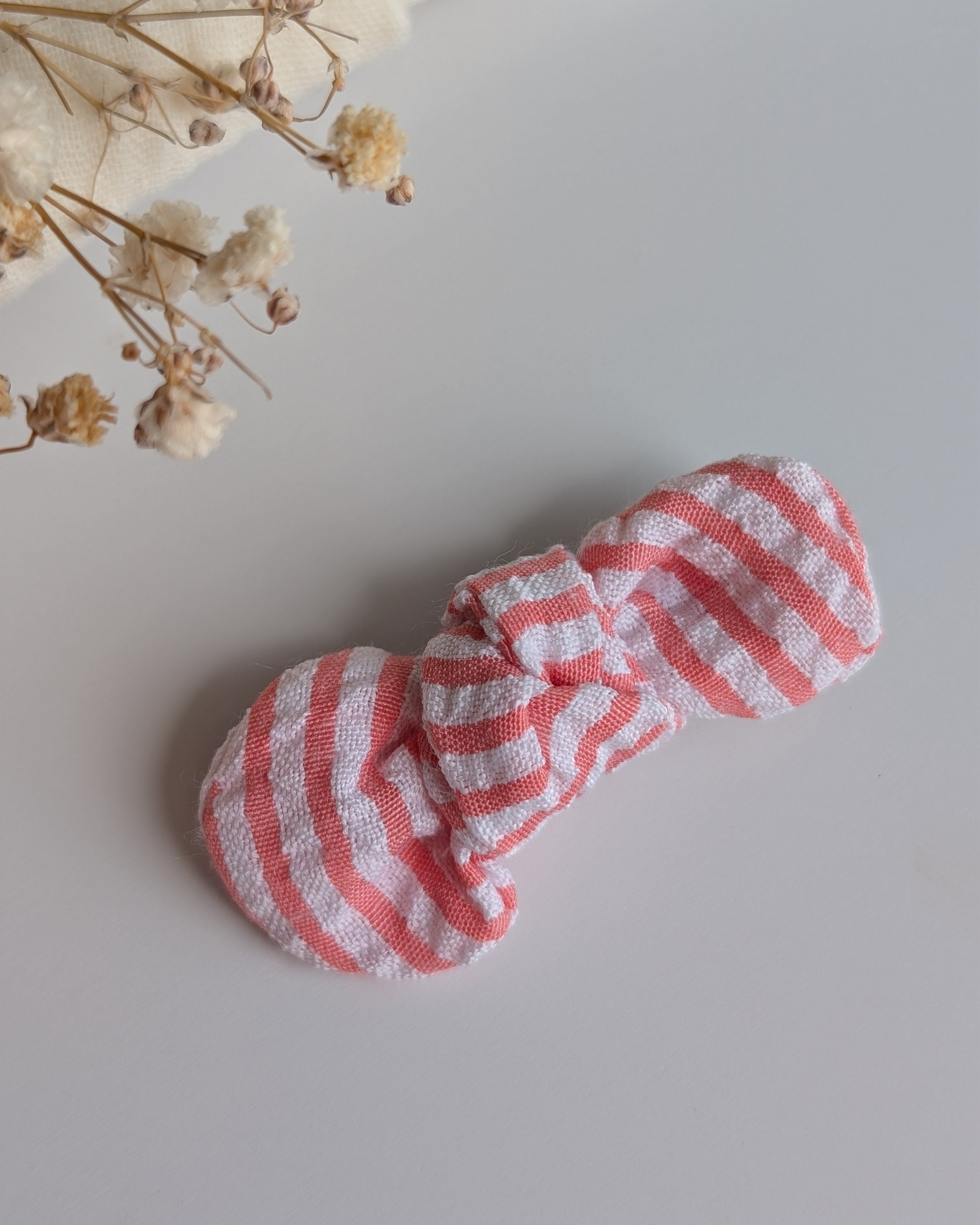 Noeud cheveux seersucker gaufré rayures corail et blanc sur barrette ou élastique. Créations artisanales La Tête dans les Nétoiles 