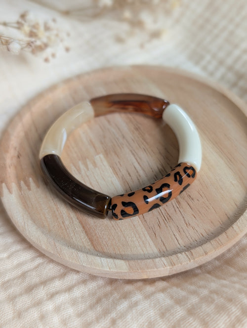 Bracelet LISA MINI perle tube enfant sur support bois tons marron et léopard. Création La Tête dans les Nétoiles photo en gros plan