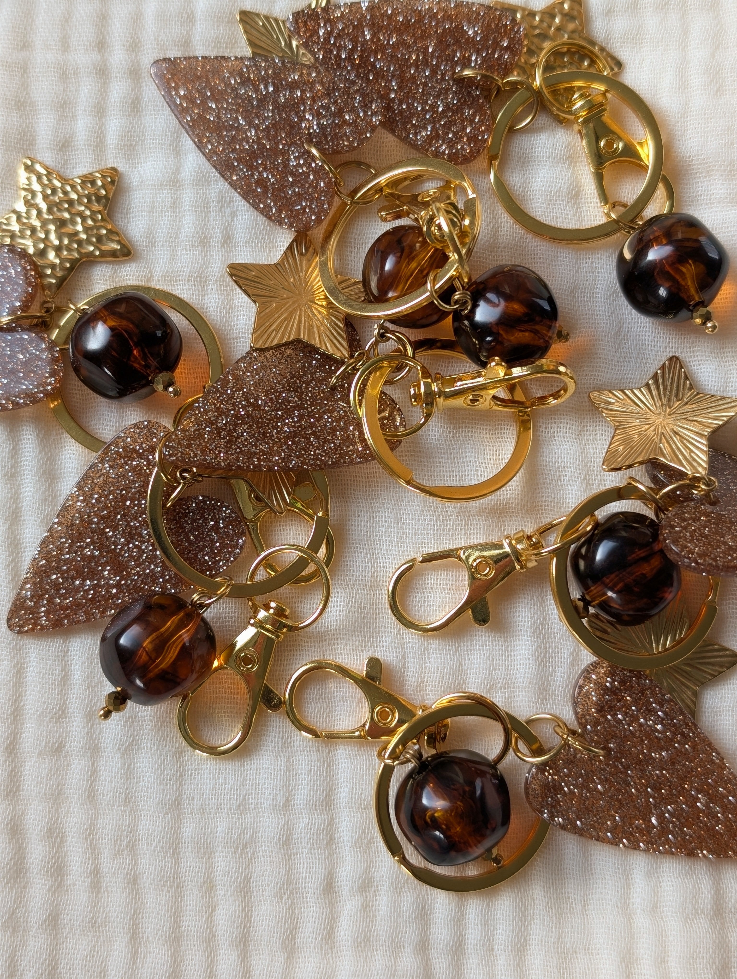 accessoire de mode porte clés avec mousqueton doré, perle marbrée et coeur à paillettes