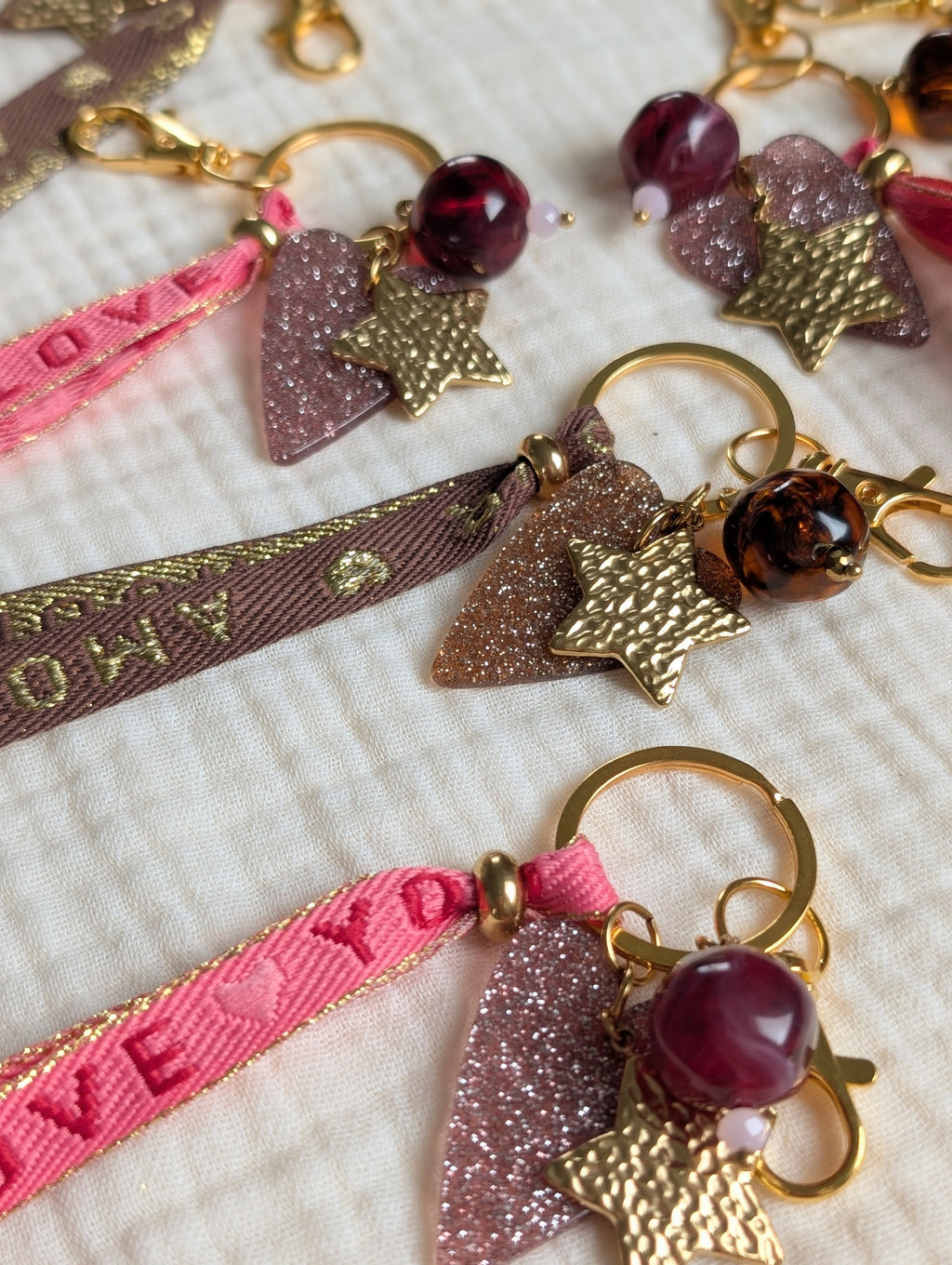 collection de porte clés artisanaux bohème chic avec rubans rose et marron La Tête dans es Nétoiles