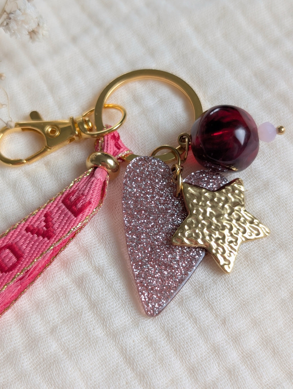 Bijou de sac romantique ruban rose LOVE avec étoile martelée et perles magenta grenat