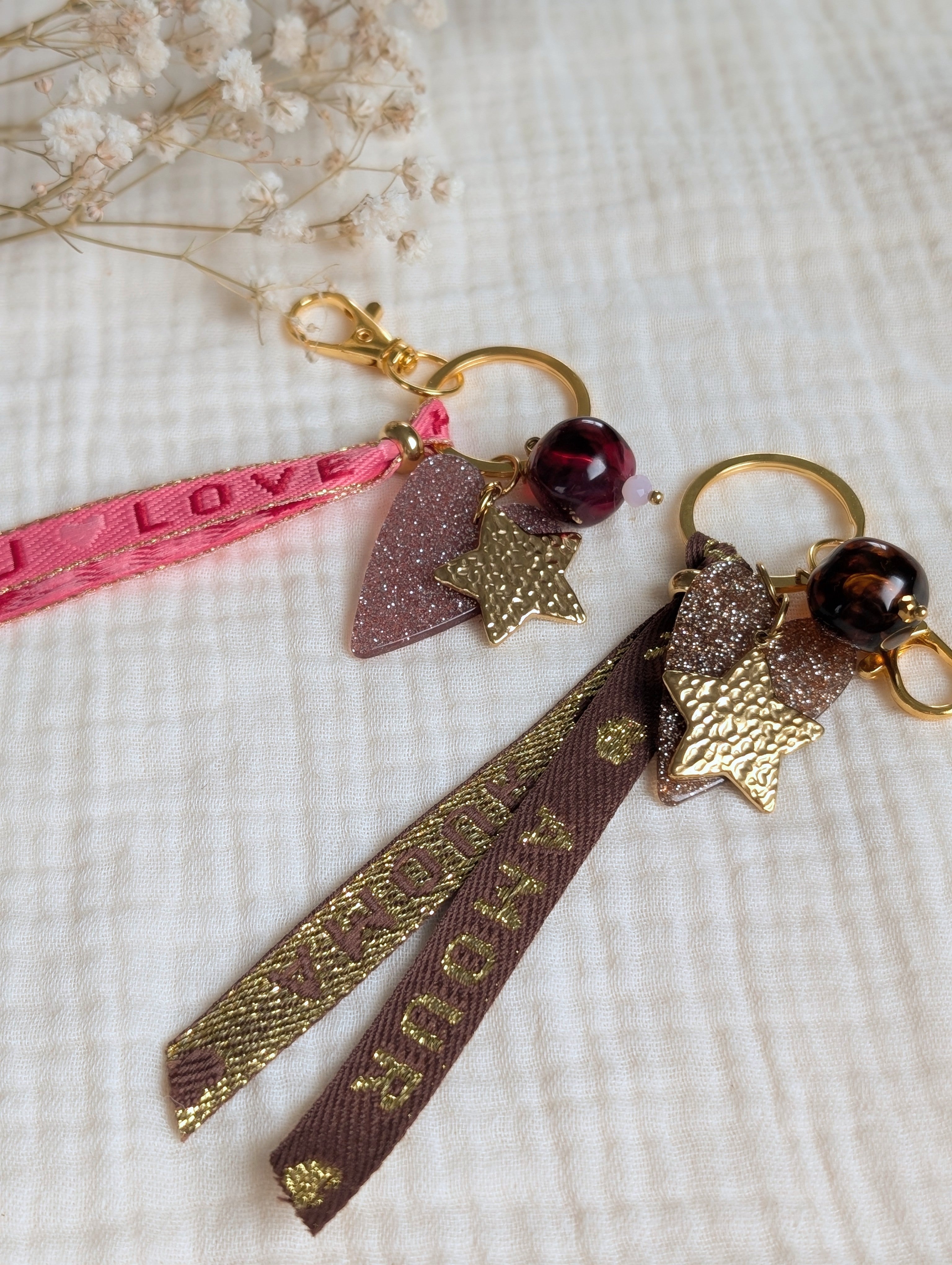 Porte-clés bijou de sac ruban marron et or avec inscription amour et étoile dorée