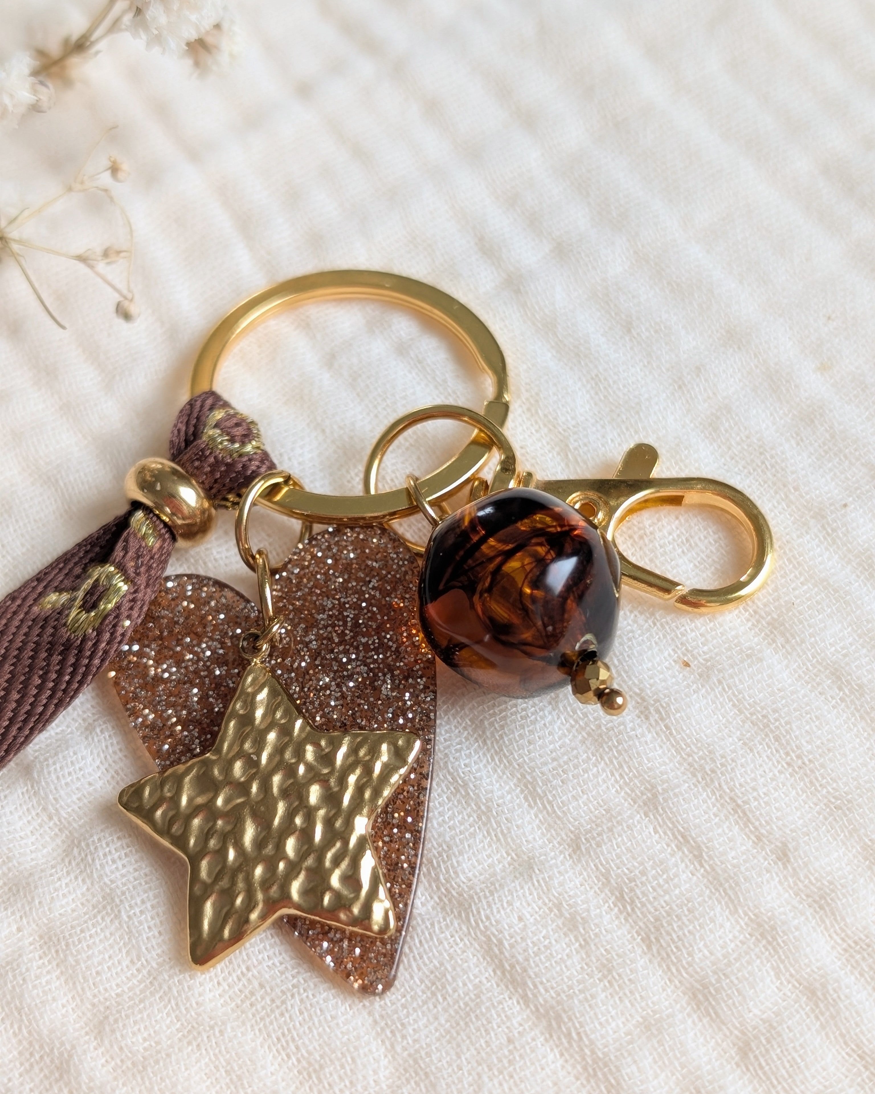 porte clés bijoux de sac amour marron or  détails créations artisanales La Tête dans les Nétoiles