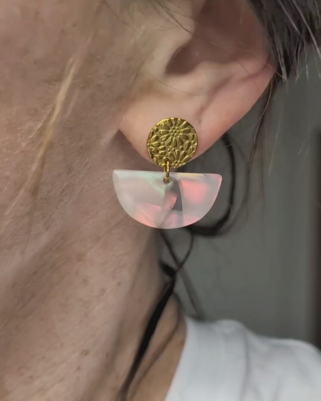 Boucles d'oreilles NOUR acier gravé fleuri et acétate demi lune irisée