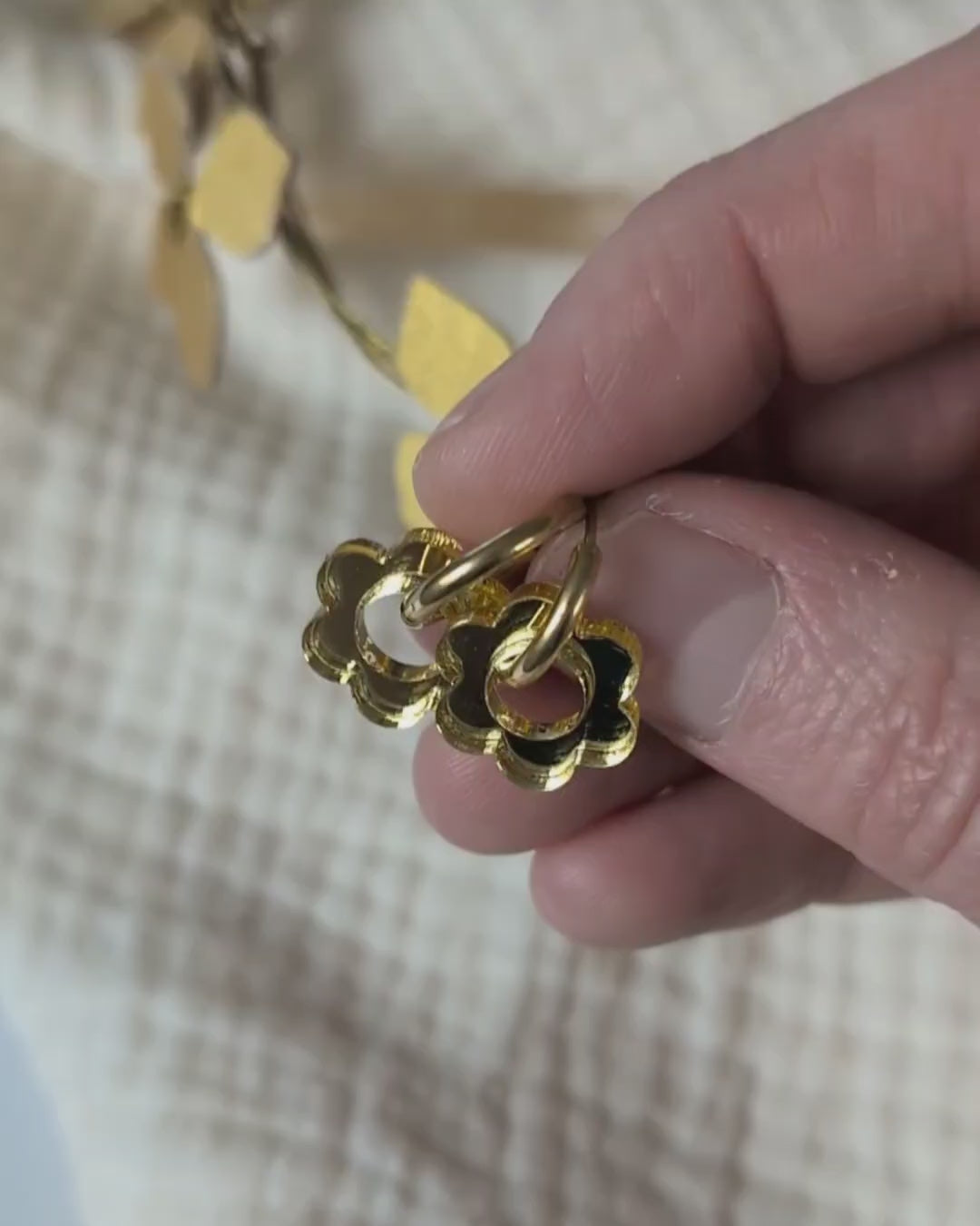 Mini créoles pampilles fleurs pour enfant taille 14 mm