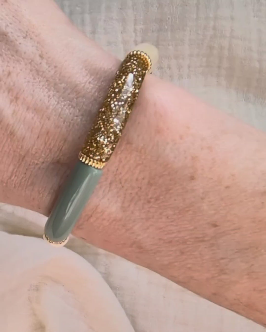 Bracelet perles tube LISON vert sauge pastel et glitter doré