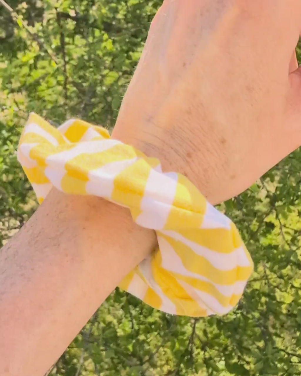 Chouchou à grosses rayures jaune et blanc en coton