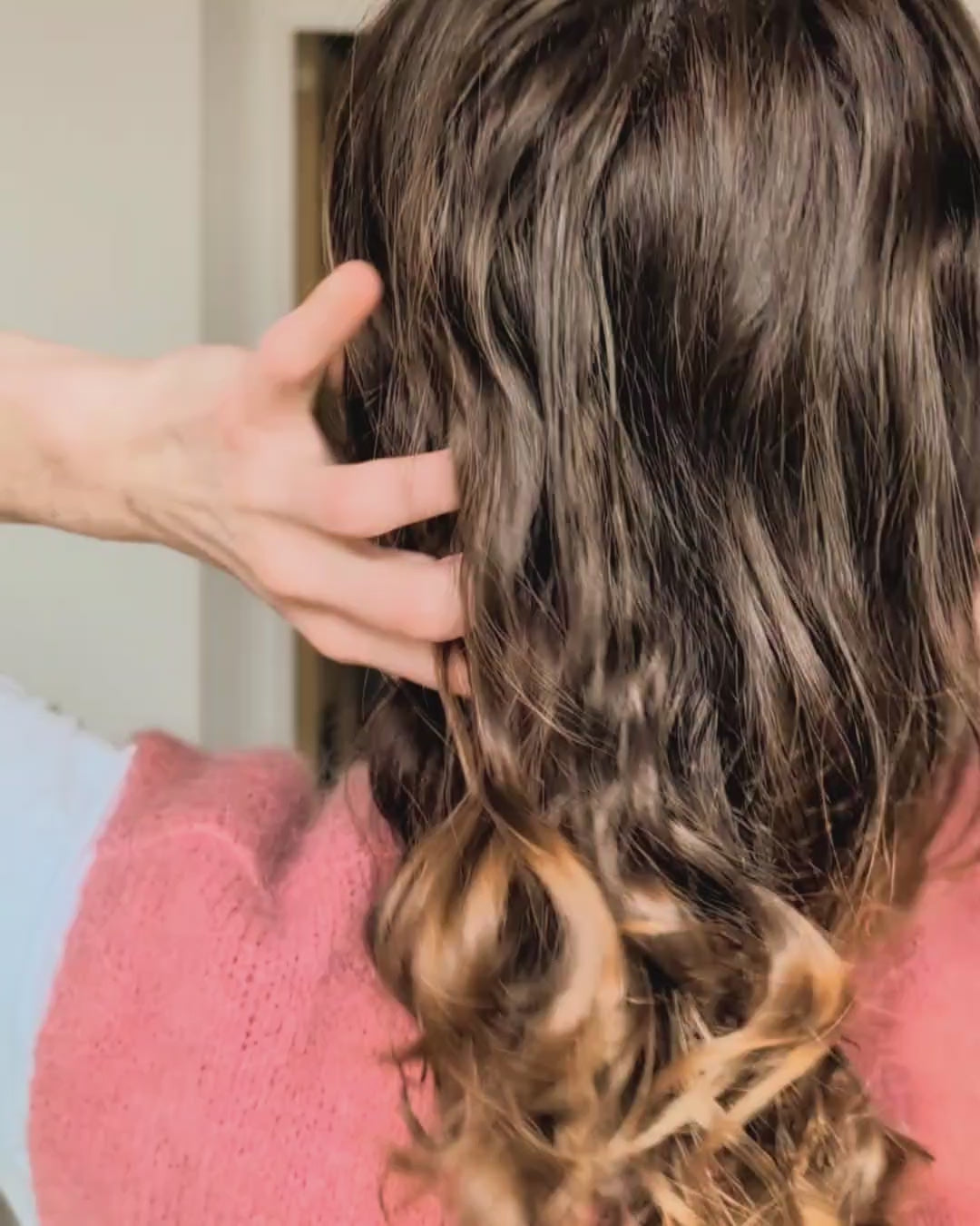 femme qui fait un chignon avec chouchou imprimé block print pastel