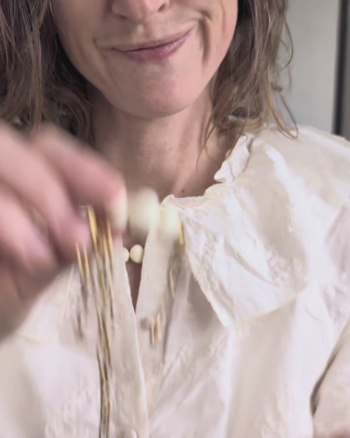 Video explicative pour enfiler son bracelet Paule. Facile à enfiler avec son fermoir T toggle. Et se porte en version double. Bijoux de créateur La Tête dans les Nétoiles.