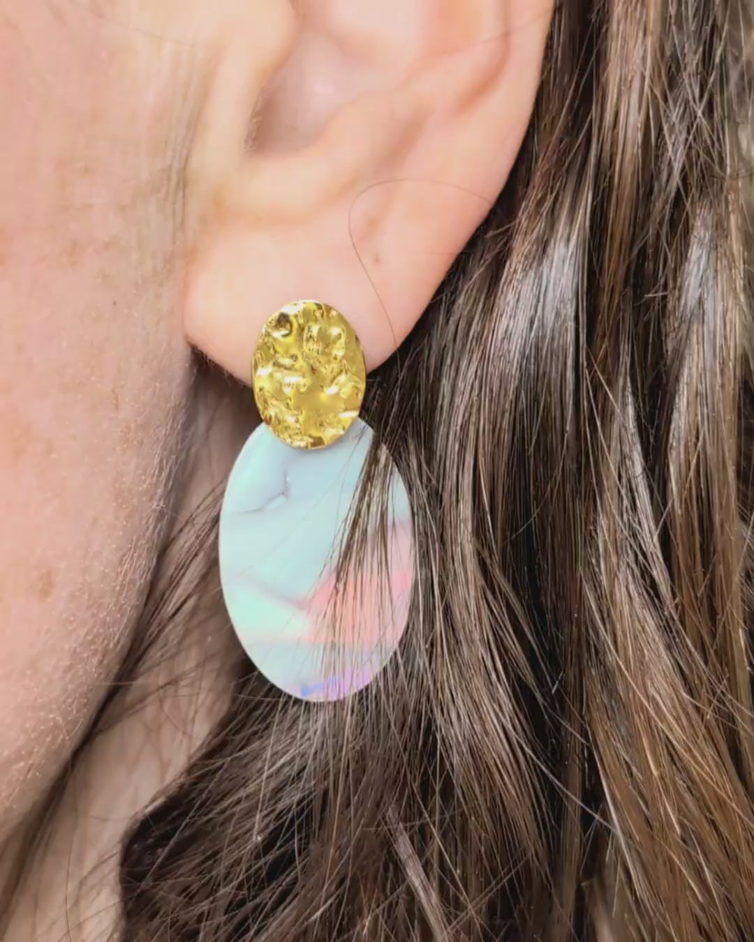 Boucles d'oreilles HELIE ovales en acier martelé et acétate irisée de bleu et de rose.