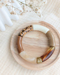 racelet perles tube camel marron léopard sur support en bois. Création La Tête dans les nétoiles