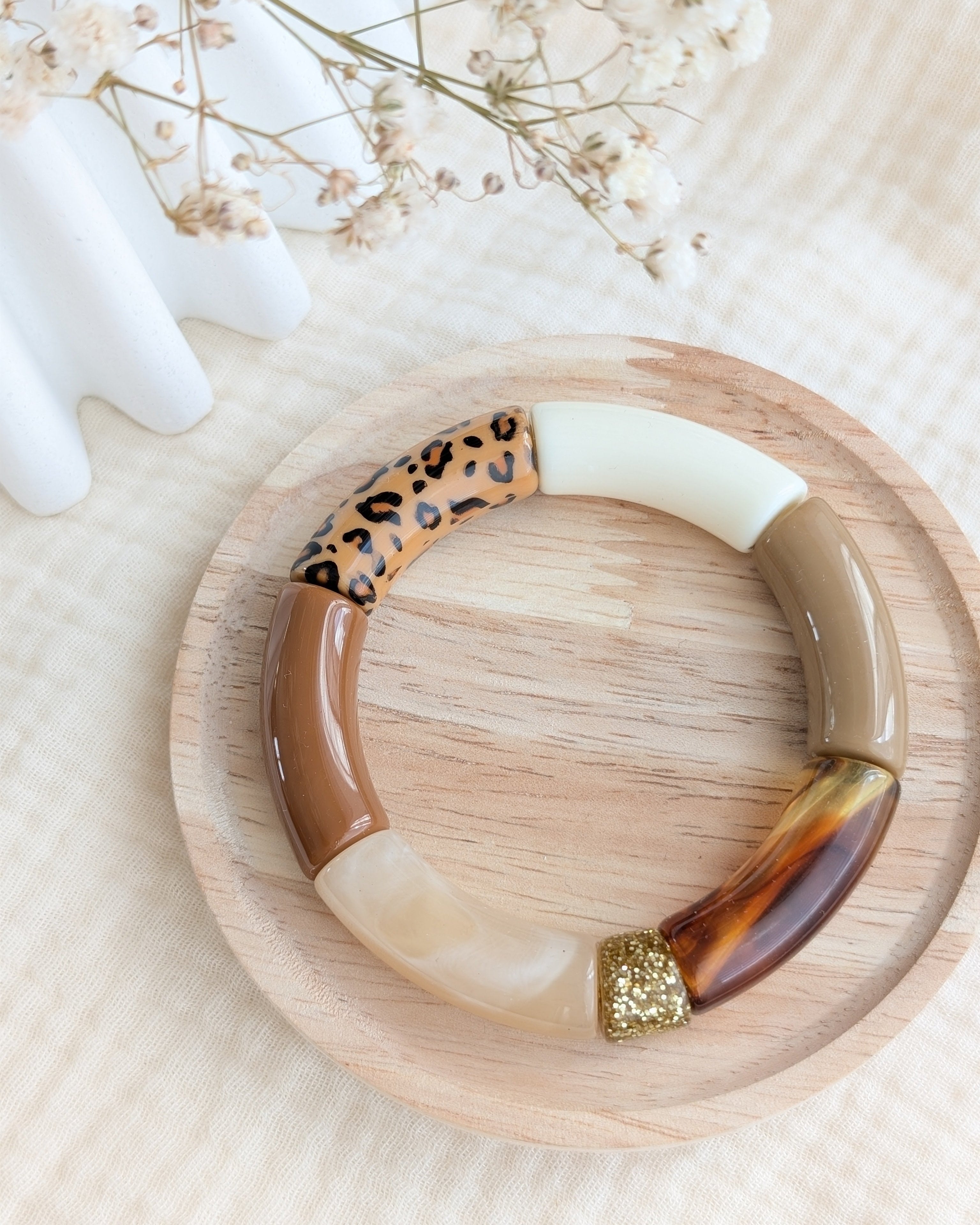 racelet perles tube camel marron léopard sur support en bois. Création La Tête dans les nétoiles