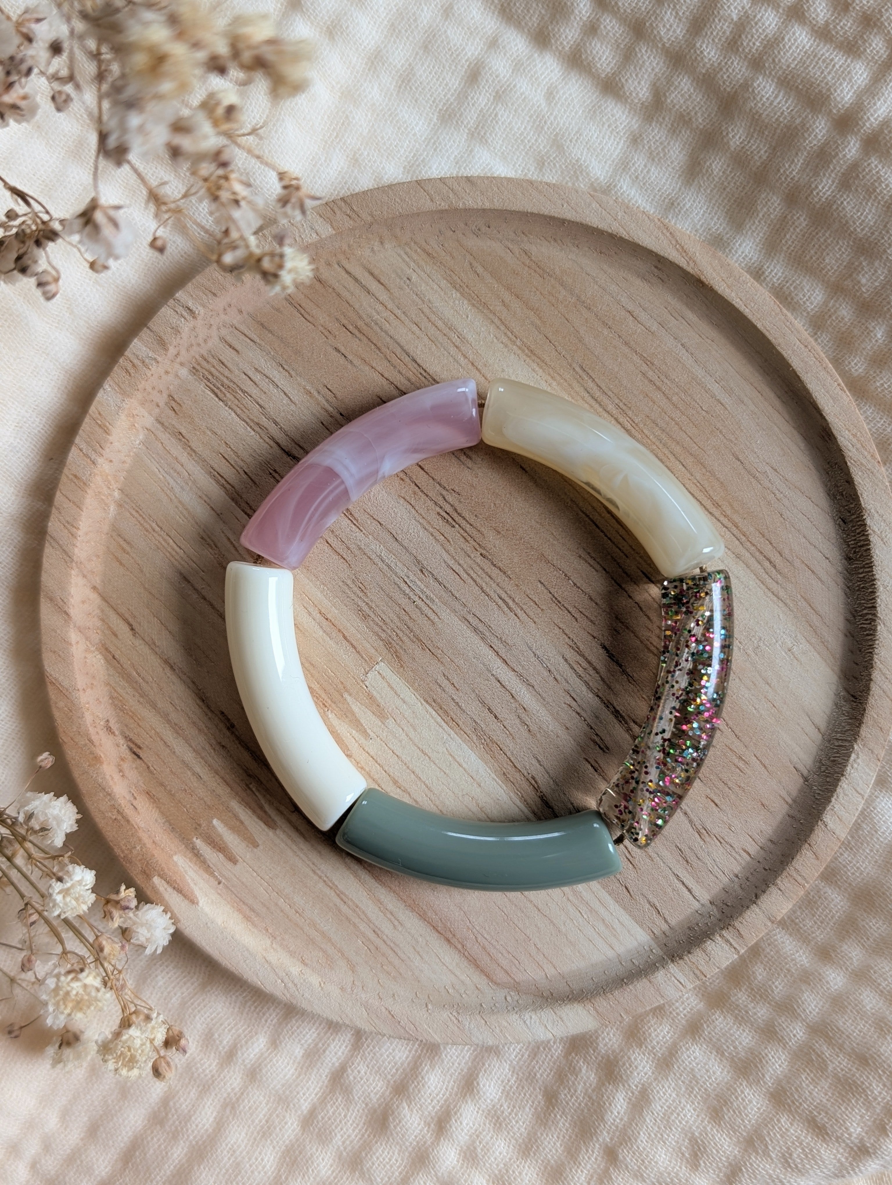 Bracelet enfant perles tubes Lisa mini rose vert sauge et perle multicolore à paillettes sur support en bois Créations bijou enfant La Tête dans les Nétoiles 