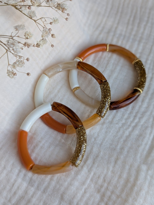 Trio de bracelets perles tubes de tons orange et ambré. Bracelet Lison bracelet Lisa bracelet mini Lisa version enfant taille adulte et taille enfant. Créations La Tête dans les Nétoiles 