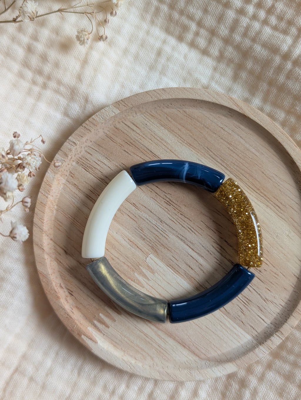 Bracelet enfant perles tube mini Lisa tons de bleu sur support en bois 