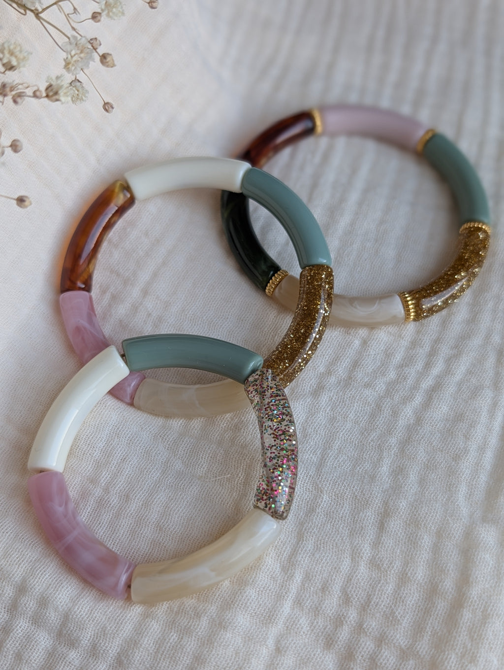 Trio bracelets perle tube rose vert sauge et paillettes. Bracelet Lison bracelet Lisa bracelet mini Lisa version enfant. Créations La Tête dans les Nétoiles 
