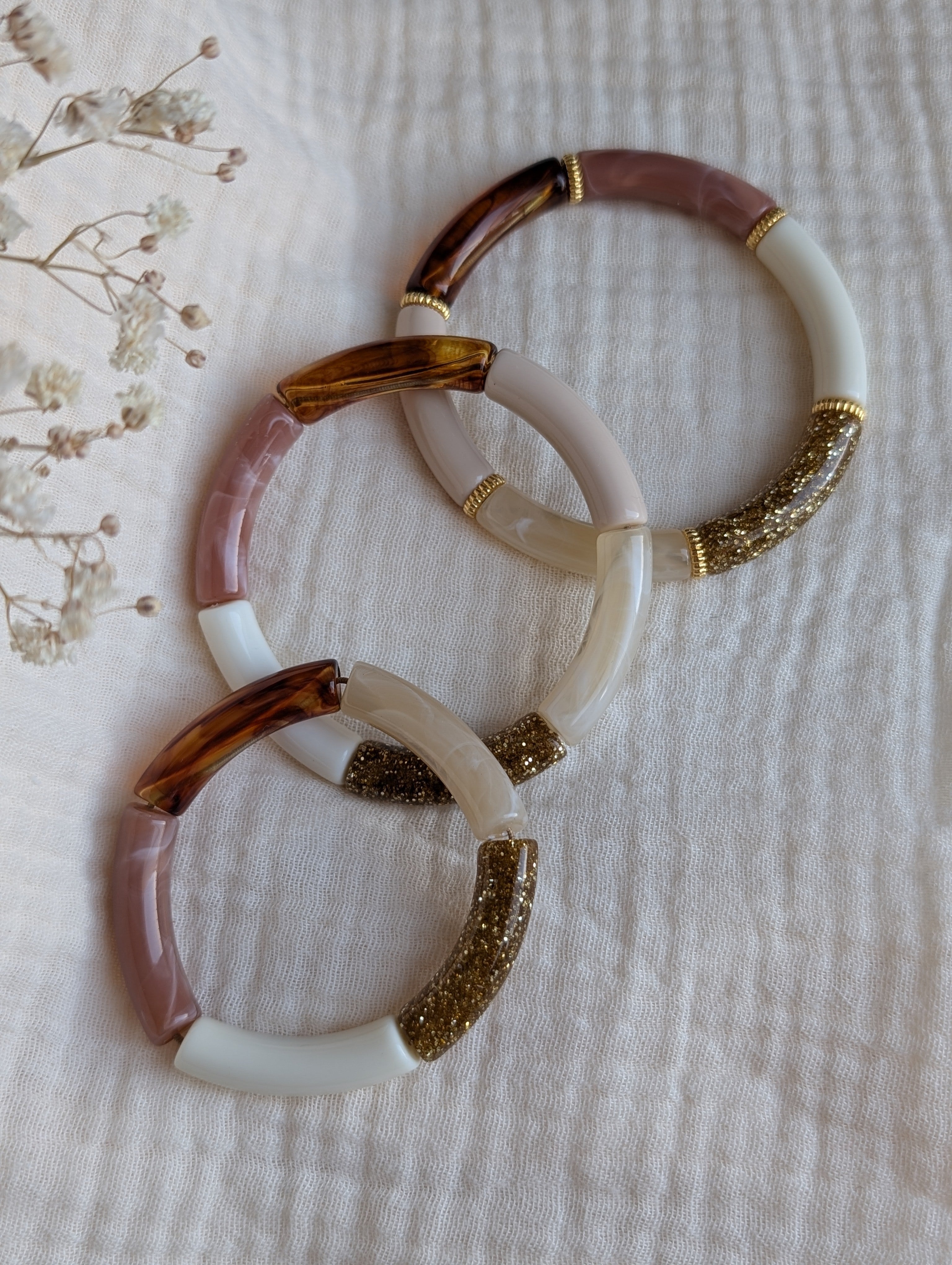 Trio de bracelets perles tubes de tons terracotta et écru. Bracelet Lison bracelet Lisa bracelet mini Lisa version enfant taille adulte et taille enfant. Créations La Tête dans les Nétoiles 