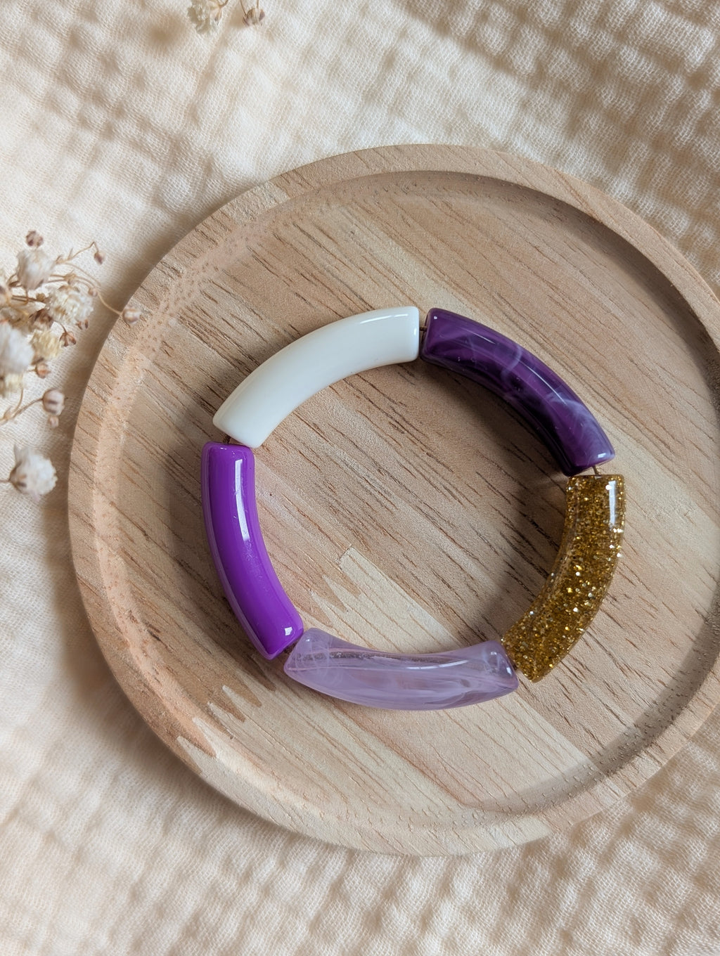 Bracelet enfant Lisa mini tons violet sur support en bois