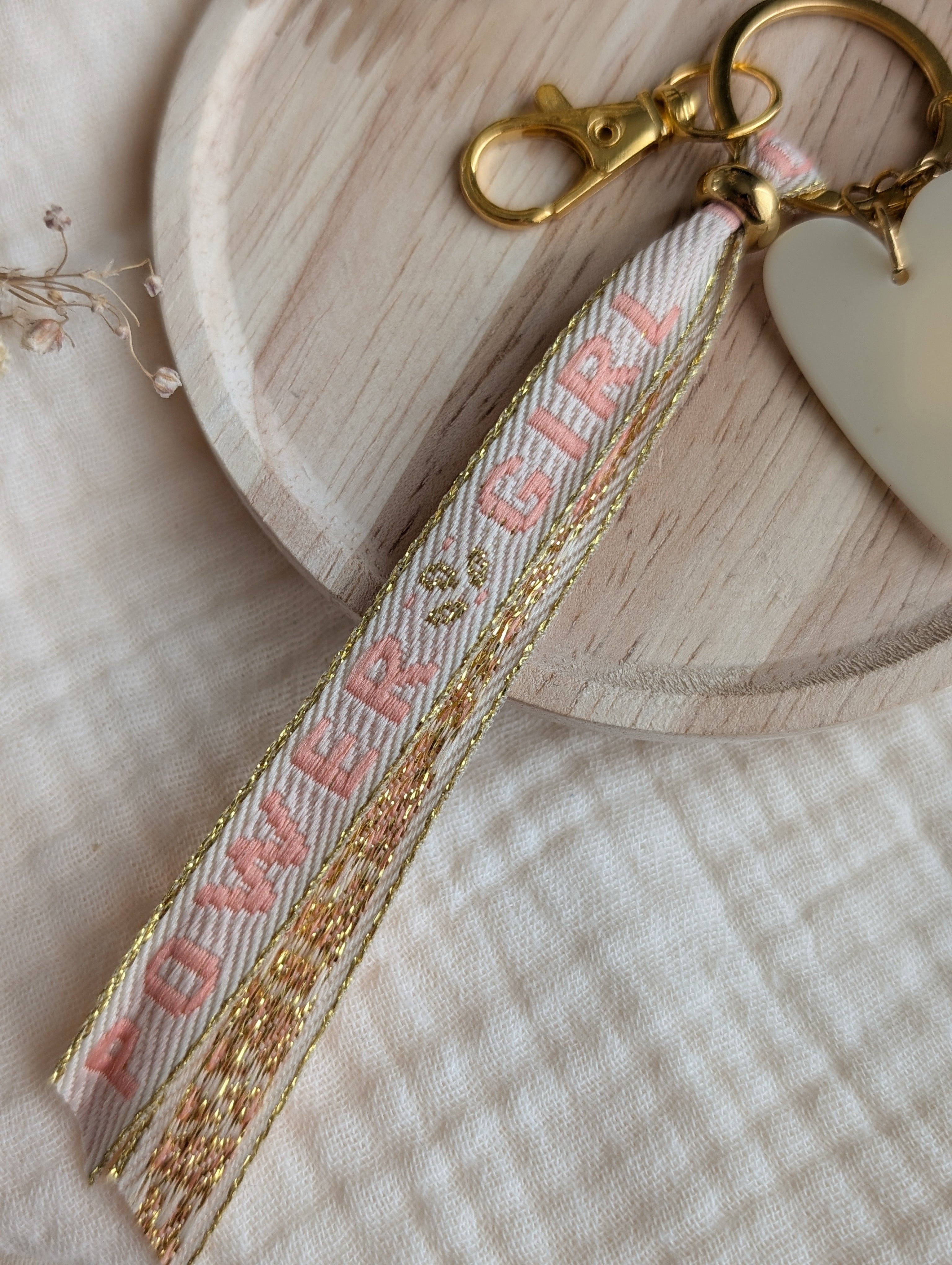 ruban girl power crème et rose sur porte clés ou bijoux de sac créations artisanales La Tête dans les Nétoiles
