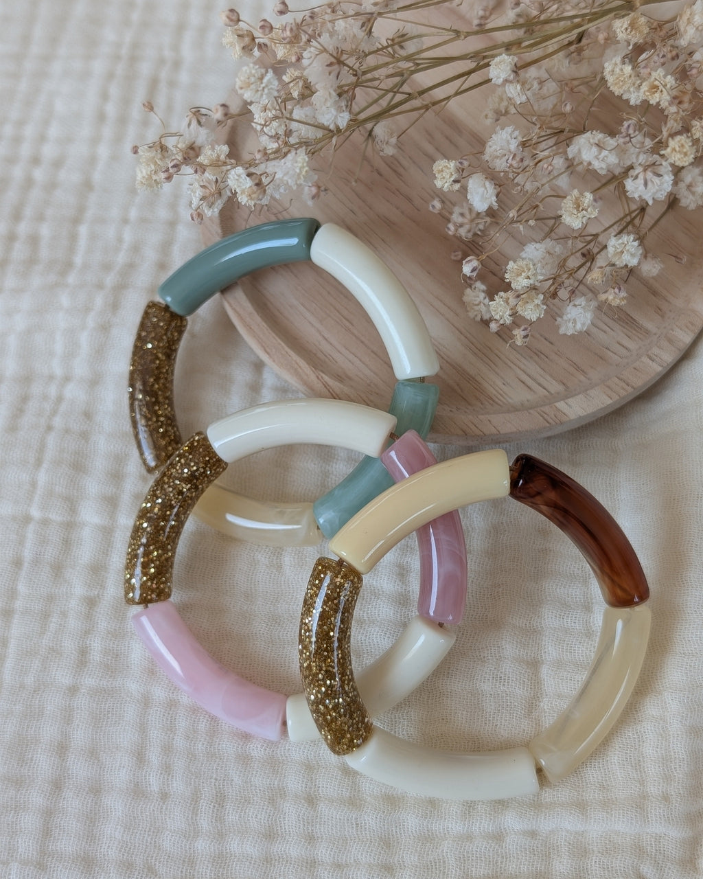 Trio de bracelets perles tube taille enfant Mini Lisa. Un en jaune pastel, un en vert, un en rose. Création La Tête dans les Nétoiles
