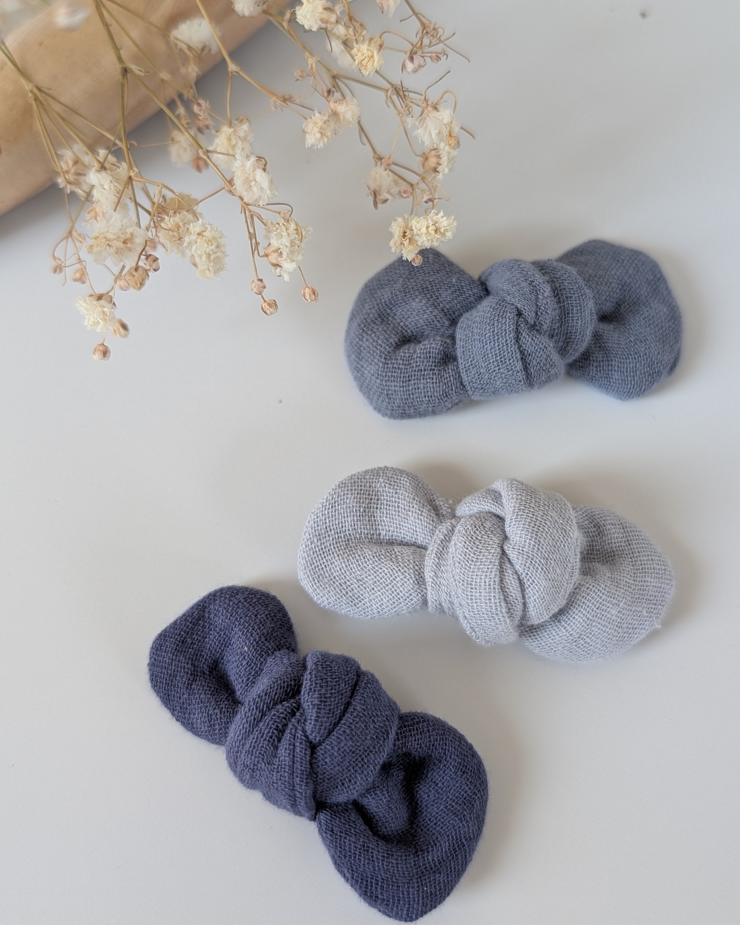 Trio de noeuds cheveux bébé ou fille gaze de coton  bleu indigo, bleu pastel, bleu denim. Cousu main La Tête dans les Nétoiles