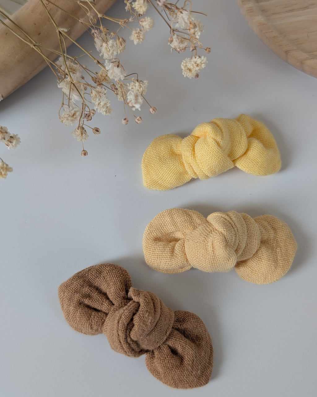 Noeuds cheveux barrette bébé fille. trois coloris jaune citron vanille et sable 
Cousu main La Tête dans les Nétoiles