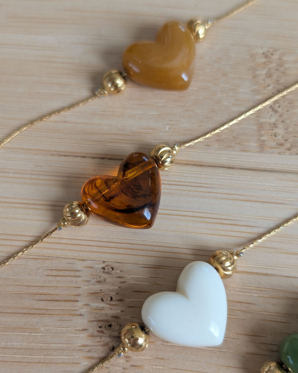 zoom pendentifs coeur en résine du collier aimée. Créations La Tête dans les Nétoiles