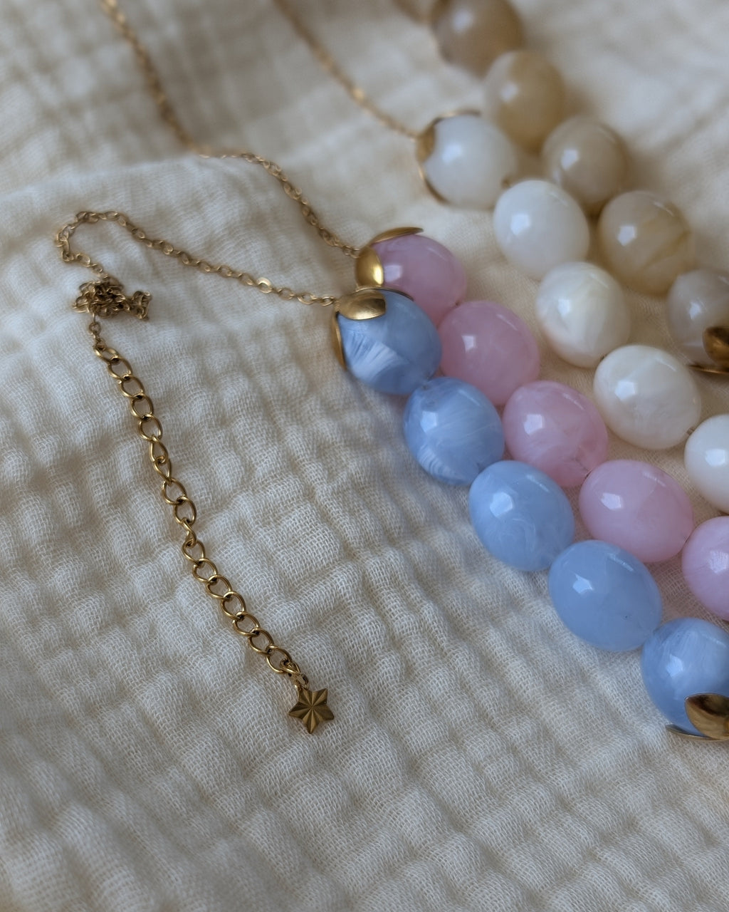 Zoom sur chapinette extension du collier perles résine Oliva créations artisanales La Tête dans les Nétoiles