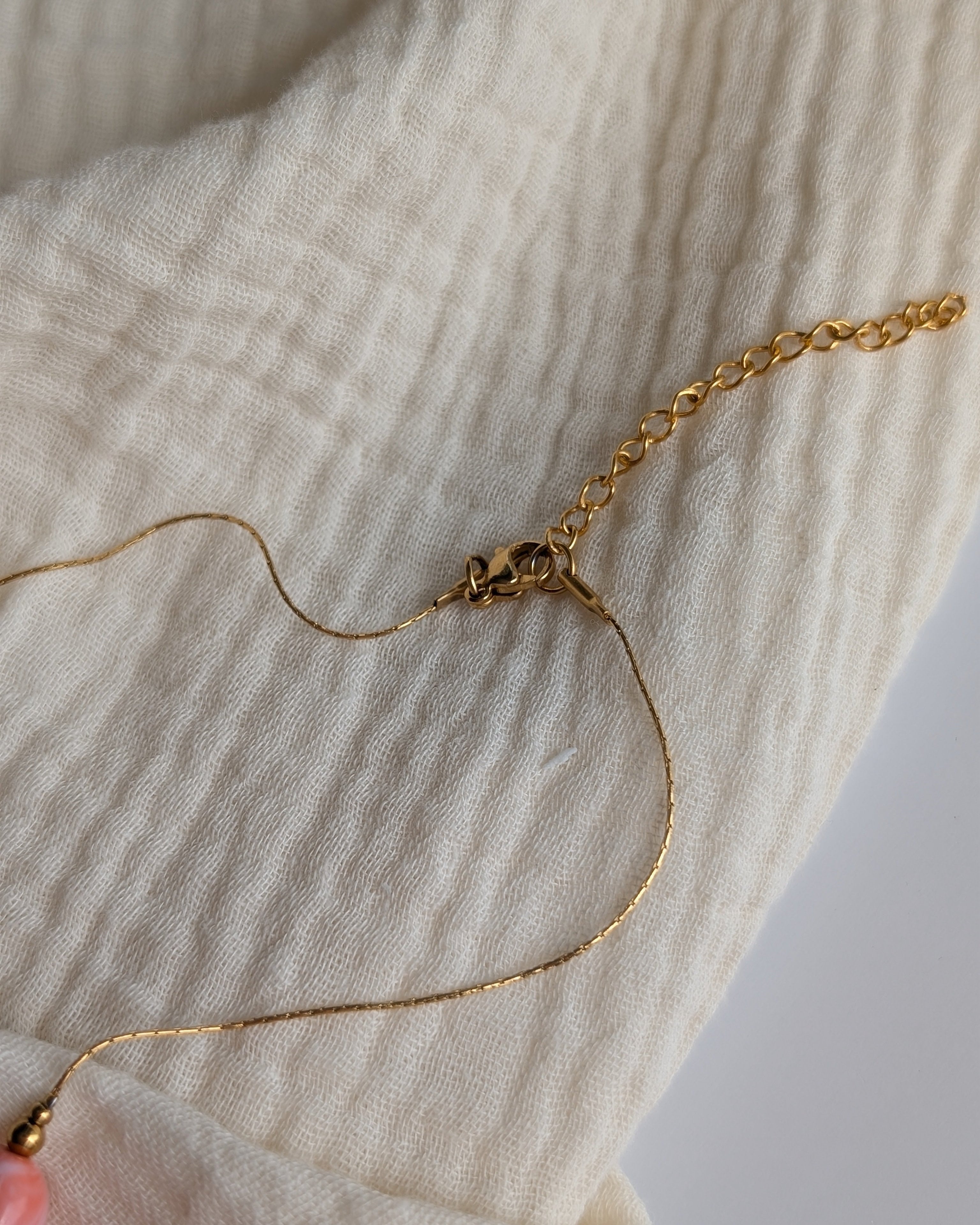 zoom sur la chaine maille serpentine et le fermoir du collier Louison. Création La Tête dans les Nétoiles